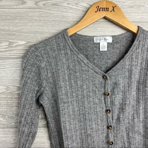 White Fawn Gray Long Sleeve Button Up Cropped Blouse Size Large - Picture 2 of 6